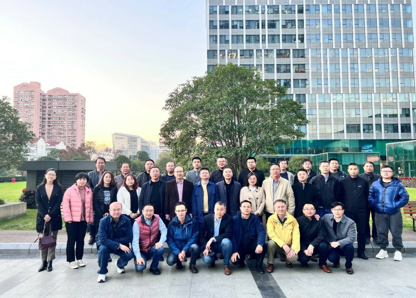 Andritz erhielt von Jiuquan Iron and Steel, China, den Auftrag zur Lieferung einer neuen Hochleistungsbeiz- und -verzinkungslinie; im Bild: Das Projektteam mit Kunde JISCO vor dem Büro ANDRITZ Shanghai © ANDRITZ