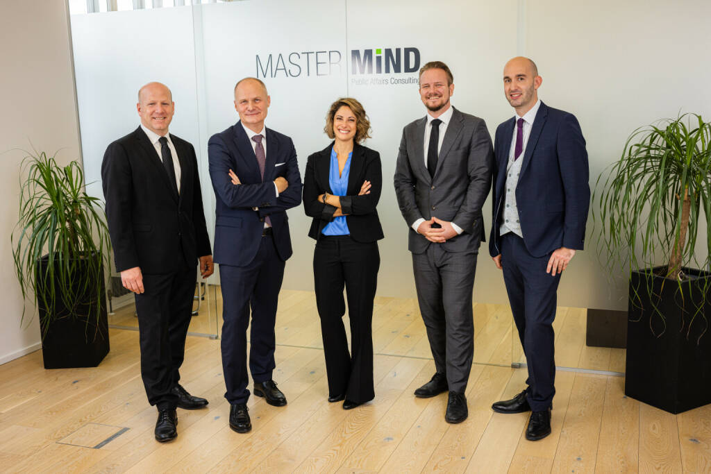 Nach zehn erfolgreichen Geschäftsjahren stellt Gründer und Eigentümer Peter Köppl die Mastermind Public Affairs Consulting GmbH neu auf. Mit der Hereinnahme von vier Partnern in die Eigentümerstruktur wurde das Fundament für Wachstum und Stabilität deutlich verstärkt. v.l.n.r.: Martin Stradal-Angelo, Peter Köppl, Christina Scheifinger, Bernhard Zink-Spiel, Nico Stella, Fotocredit:Christian Lendl, © Aussender (28.02.2022) 