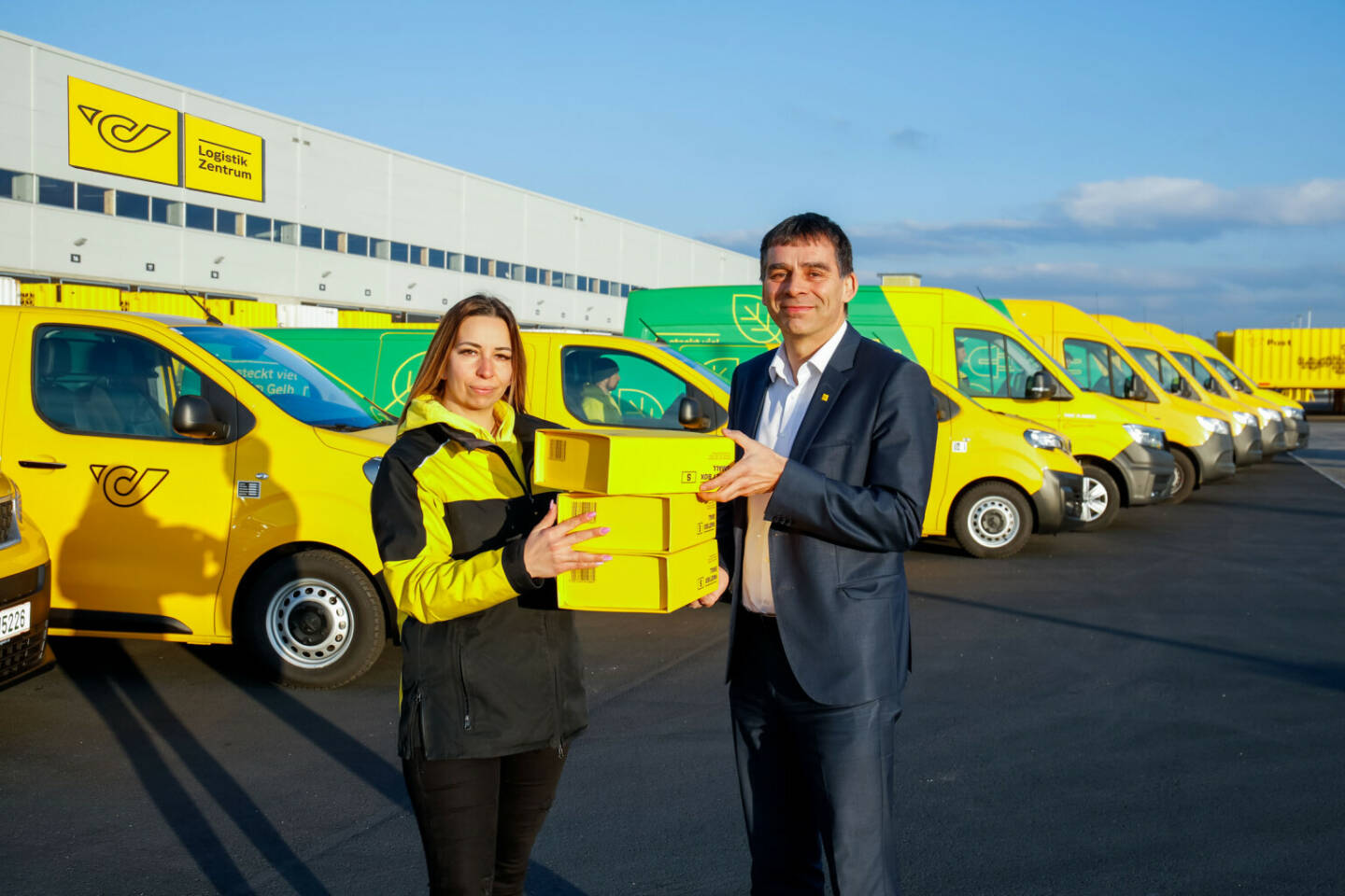 Österreichische Post AG: Post bestellt ab sofort nur noch E-Fahrzeuge für Zustellung, Peter Umundum, Vorstand für Paket & Logistik, hat die erste Tranche der neuen E-Fahrzeuge im Logistikzentrum Steiermark in Kalsdorf in Empfang genommen. Hinter einem Steuer der neuen E-Fahrzeuge wird auch Paketzustellerin Vivien Süle sitzen. Credit: Österreichische Post AG