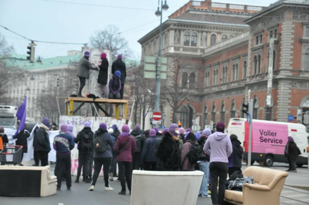 Alte Wiener Börse:  Jeder Tag ist 8. März Stoppt Femizide, feministische Blockade am Ring , Fotos aus dem redaktionellen Pool von Fotos der Blockade zur radaktionellen Verwendung hier:
https://www.flickr.com/photos/jedertagist8maerz/, © <a href=