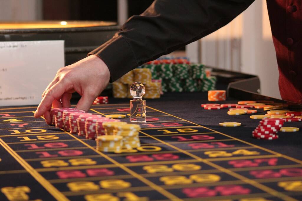 Glücksspiel, Spieltisch, Roulette, Chips - https://pixabay.com/de/photos/roulette-tisch-chips-kasino-spiel-2246562/ (10.03.2022) 
