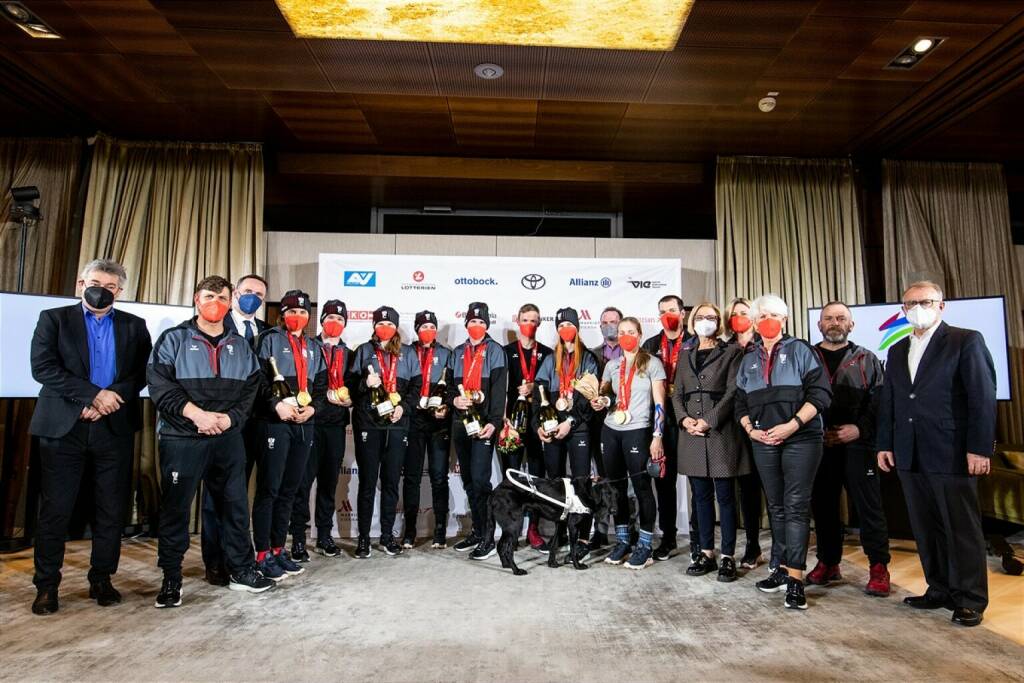 Prickelnder Empfang mit Schlumberger: Paralympic Team Austria zurück in Österreich:  v.l.n.r: HVK und Sportminister Werner Kogler, Rene Eckhart, Landesrat Jochen Danninger, Elisabeth Aigner, Matteo Fleischmann, Veronika Aigner, Barbara Aigner, Johannes Aigner, Lorenz Lampl, Klara Sykora, AUVA-Generaldirektor  Alexander Bernart, Carina Edlinger, Markus Salcher, Landeshauptfrau Johanna Mikl-Leitner, ÖPC Generalsekretärin Petra Huber, ÖPC Präsidentin Maria Rauch-Kallat, Bernhard Hammerl, Sport Austria Präsident Hans Niessl © © ÖPC/GEPA Pictures, © Aussendung (16.03.2022) 