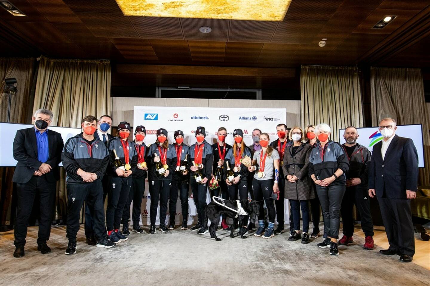 Prickelnder Empfang mit Schlumberger: Paralympic Team Austria zurück in Österreich:  v.l.n.r: HVK und Sportminister Werner Kogler, Rene Eckhart, Landesrat Jochen Danninger, Elisabeth Aigner, Matteo Fleischmann, Veronika Aigner, Barbara Aigner, Johannes Aigner, Lorenz Lampl, Klara Sykora, AUVA-Generaldirektor  Alexander Bernart, Carina Edlinger, Markus Salcher, Landeshauptfrau Johanna Mikl-Leitner, ÖPC Generalsekretärin Petra Huber, ÖPC Präsidentin Maria Rauch-Kallat, Bernhard Hammerl, Sport Austria Präsident Hans Niessl © © ÖPC/GEPA Pictures