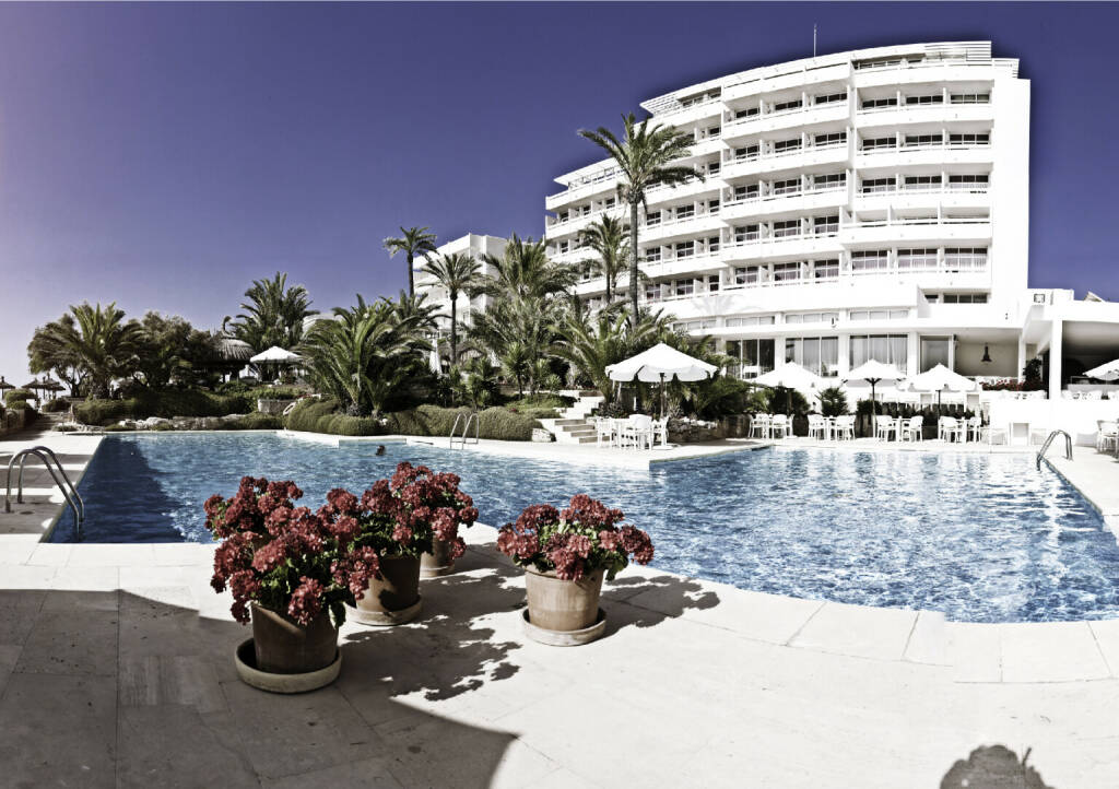 JP Immobilien: JPI Hospitality erwirbt Top-Hotel auf Mallorca, das 4 Sterne-Hotel Tres Playas verfügt auf einer Grundfläche von rund 8.000 m2 über 137 Zimmer mit entweder einer Terrasse oder einem Balkon; Fotocredit:© Alex Schweizer / zweihund (17.03.2022) 
