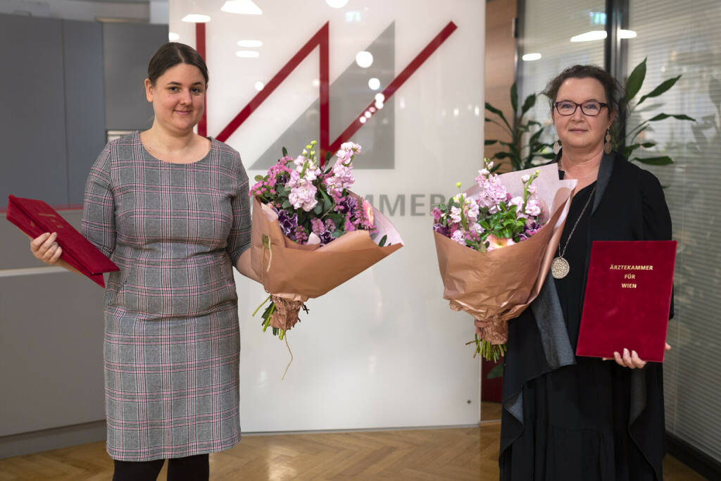 Ärztekammer Wien: Ärztekammer zeichnet Journalistinnen aus, Magdalena Pichler und Birgit Pointner, zwei der Pressepreis-Preisträgerinnen der Ärztekammer Wien. Die dritte Prreisträgerin, Andrea Poschmaier, konnte an der Verleihung nicht teilnehmen. Fotocredit:Stefan Seelig / Ärztekammer Wien, © Aussendung (22.03.2022) 