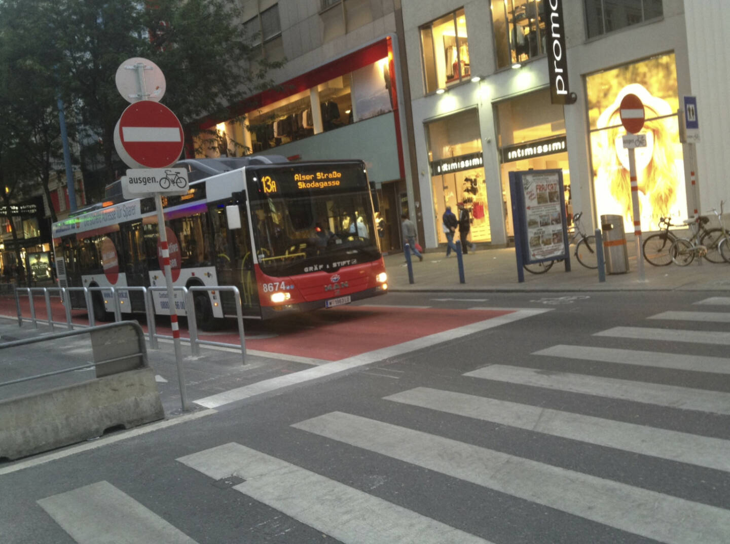 ... war nur der 13a, die aktuell vielleicht berühmteste Linie Österreichs (unterwegs auf der Busspur in der Begnungszone ohne Begegnung auf der Mariahilferstrasse)