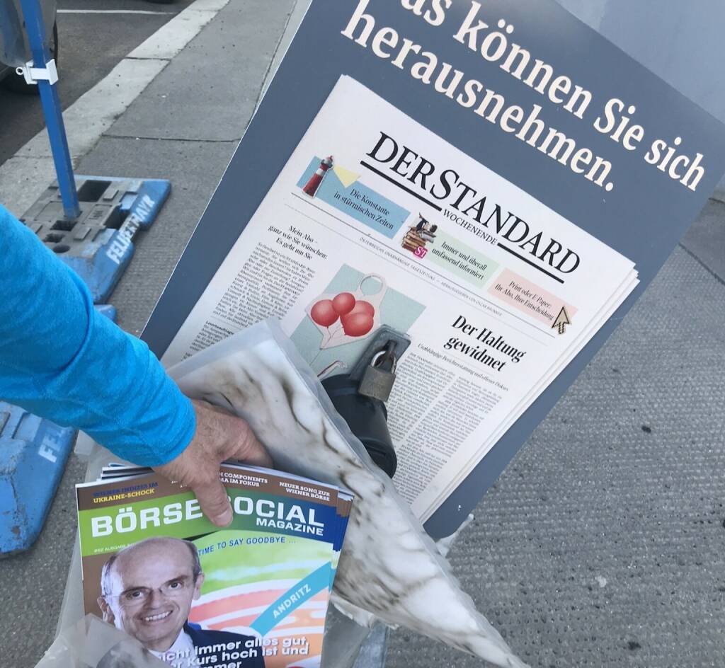 Vor meinem Büro ist eine @derstandardat Zeitungsentnahmebox , in der in den letzten drei Jahren nie ein Standard drin war, deswegen konnte man sich den auch nicht rausnehmen. Dafür hab ich heute das aktuelle #boersesocialmagazine reingetan. Hoffentlich okay. http://www.boerse-social.com/magazine #sharingeconomy (24.03.2022) 