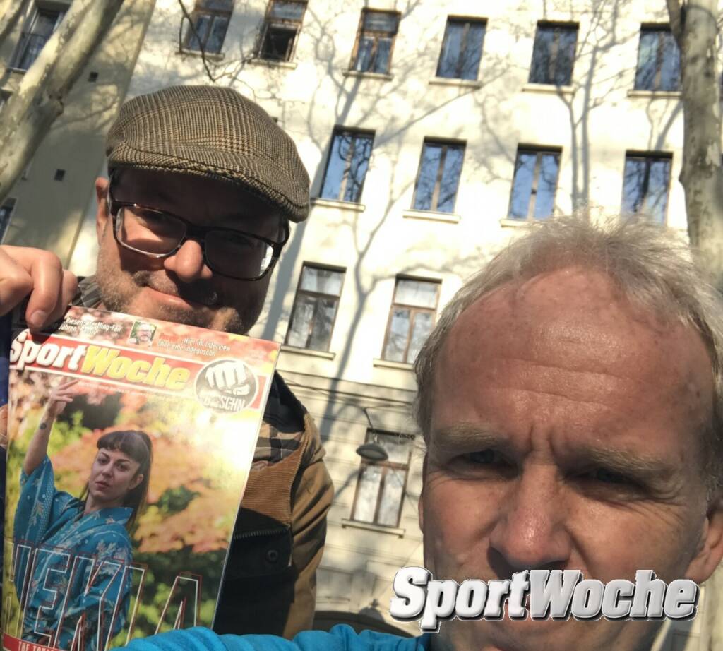 24.03.2022: Rudi Preyer und Christian Drastil zeigen das SportWoche Indegoschn Cover mit Thekla. http://www.sportgeschichte.at/sportwoche , © Bilder aus der SportWoche (25.03.2022) 