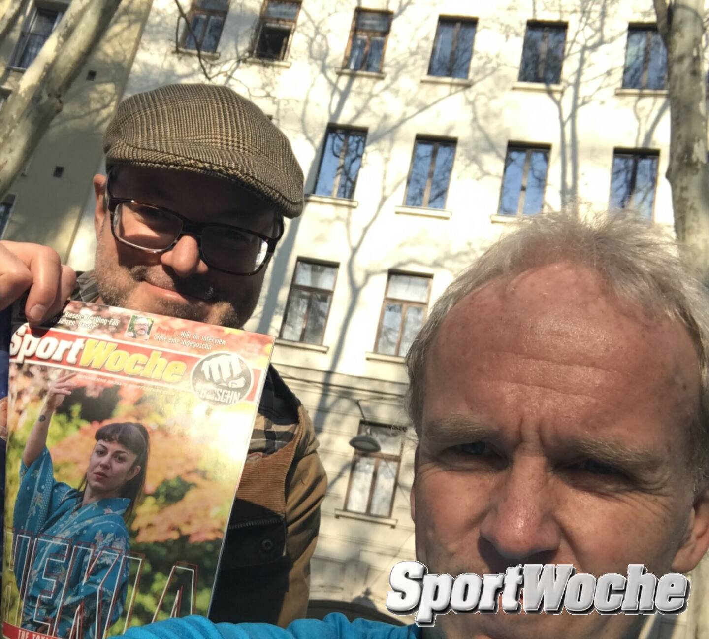 24.03.2022: Rudi Preyer und Christian Drastil zeigen das SportWoche Indegoschn Cover mit Thekla. http://www.sportgeschichte.at/sportwoche 