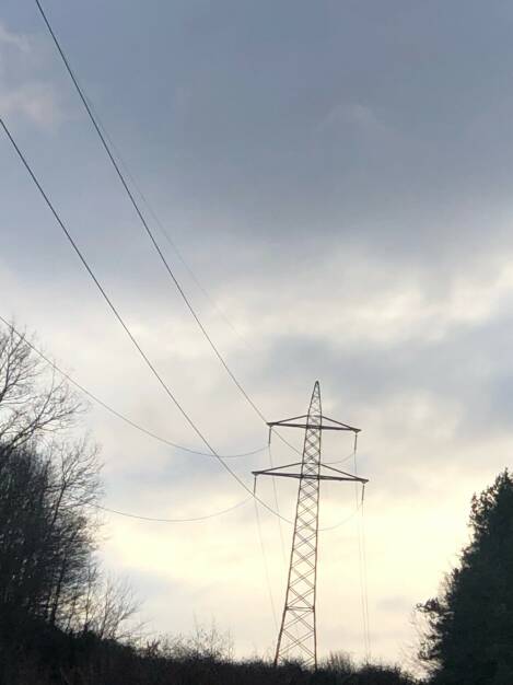 Strom, Energie, Strommasten, Wolken, Himmel, © <a href=