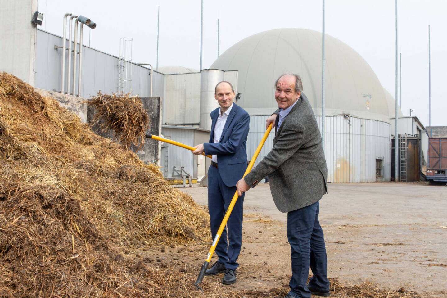 ÖVGW Österreichische Vereinigung für das Gas- und Wasserfach: Wertvolles Biogas aus Mist, Michael Mock, Geschäftsführer der Österreichischen Vereinigung für das Gas- und Wasserfach (ÖVGW) (l.) und Stefan Malaschofsky, geschäftsführender Gesellschafter der EVM Energieversorgung Margarethen am Moos GmbH (r.); Fotocredit:ÖVGW/Richard Tanzer