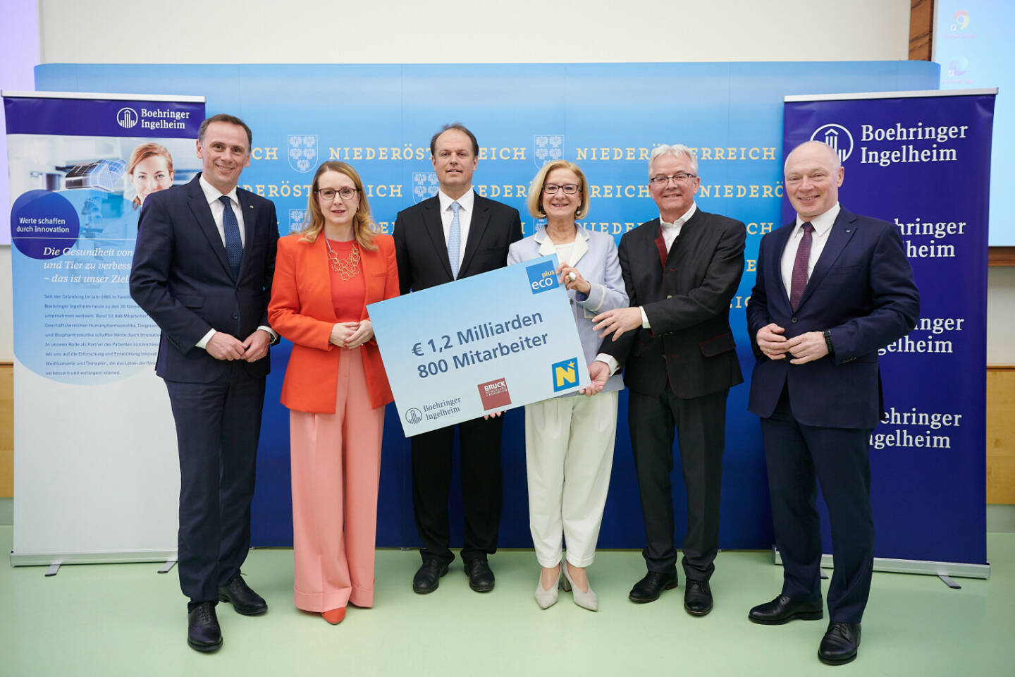 Boehringer Ingelheim RCV GmbH & Co KG: Boehringer Ingelheim investiert 1,2 Milliarden Euro in neue Produktionsanlage, Im Bild v.l.n.r.: LR Jochen Danninger; BM Margarete Schramböck; GD Boehringer Ingelheim RCV Philipp von Lattorff; LH Johanna Mikl-Leitner; BGM von Bruck an der Leitha Gerhard Weil und Helmut Miernicki, ecoplus. Fotocredit:Boehringer Ingelheim RVC GmbH/APA-Fotoservice/Hörmandinger