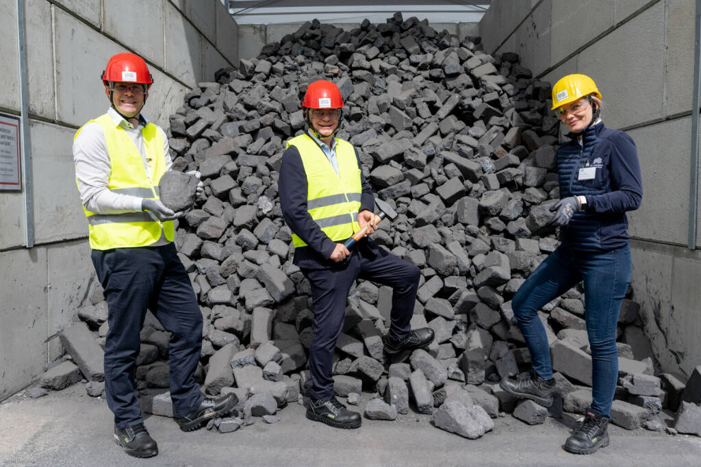 RHI Magnesita: Grünes Etappenziel: Neues Recycling Center in Mitterdorf spart jährlich bis zu 45.000 Tonnen CO2 in Österreich ein; : Constantin Beelitz, President Europe CIS & Turkey - RHI Magnesita, Vizekanzler Werner Kogler, Heidi Scheikl und Managerin Recycling Center Mitterdorf - RHI Magnesita bei der Einweihung des neues Recycling Centers. Credit: RHI Magnesita, © Aussender (08.04.2022) 