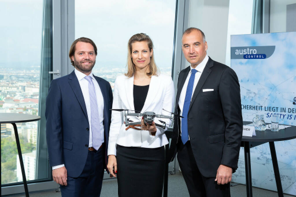 Austro Control und Frequentis starten Verkehrsmanagement-System für Drohnen: Philipp Piber, Geschäftsführer Austro Control, Valerie Hackl, Geschäftsführerin Austro Control Norbert Haslacher, CEO Frequentis; Credit: Frequentis, © Aussendung (20.04.2022) 