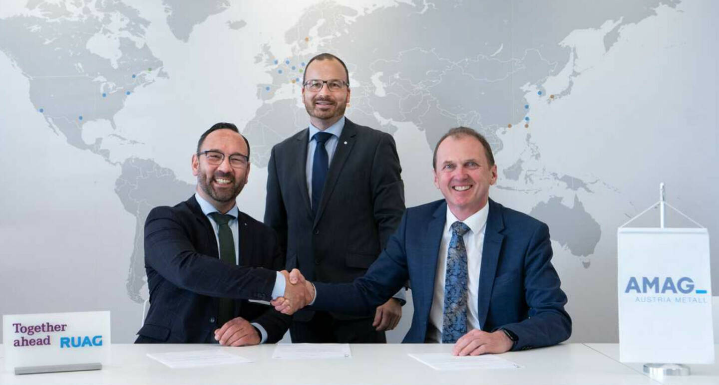 AMAG components unterzeichnet Mehrjahresvertrag zur Lieferung von Bauteilen und Komponenten vornehmlich für den Airbus A320: V.l.n.r.: Johannes Pauli, Manager Strategic Procurement & Supply Chain Quality der Ruag Aerostructures, Stefan Horn, Geschäftsführer AMAG components Übersee GmbH und Gerald Mayer, CEO AMAG Austria Metall AG bei der Unterzeichnung des Mehrjahresvertrages mit Ruag Aerostuctures (© AMAG)