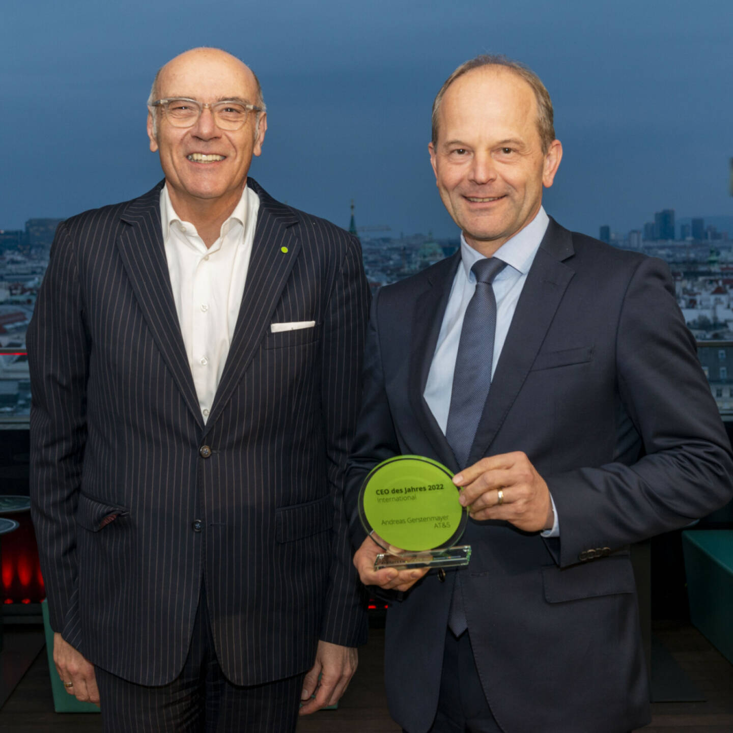 Andreas Gerstenmayer mit CEO Award 2022 ausgezeichnet, im Bild: Andreas Gerstenmayer (AT&S) (rechts) und Nikolaus Schaffer (Deloitte)
Fotocredit: börse-express/Themessl