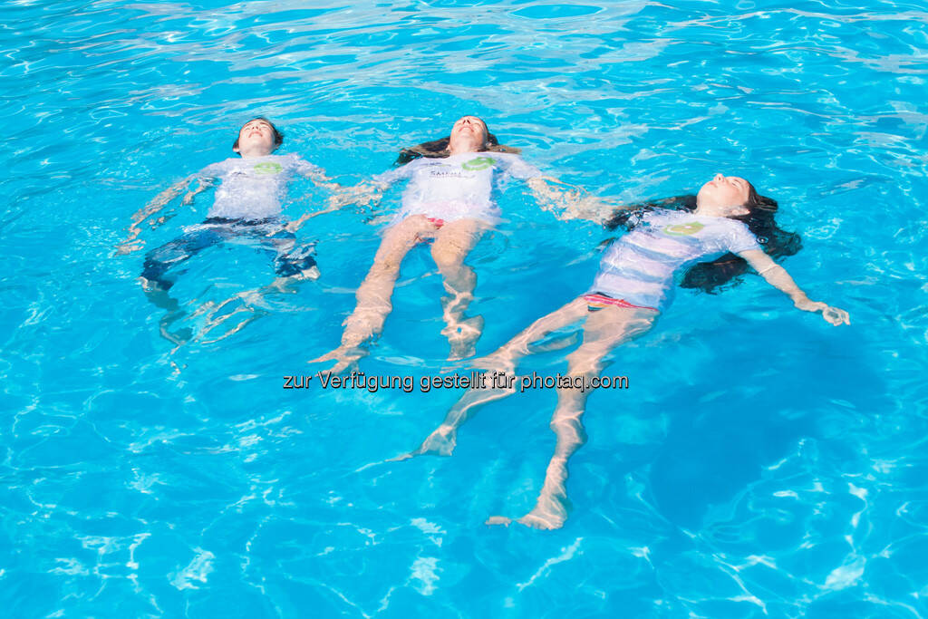 Nikolas, Martina und Emily Draper mit Smeil! im Pool, http://martina-draper.at//2013/08/23/smeil-shirts_-_perfekt_fur_sport_und_freizeit#bild_12666, © Gabriele Hartweger/Nikolas Draper (23.08.2013) 