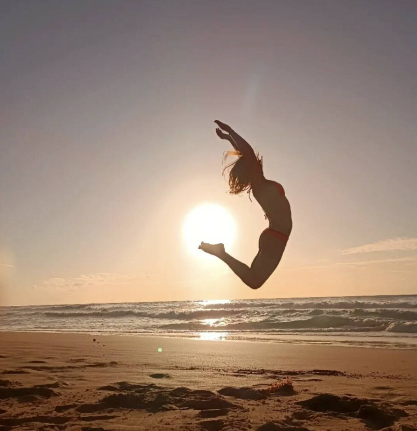 Dunja Zdouc Sonne Jump La Escalera 
(Von: Dunja Zdouc. Sportler/in  @bioteaque @bioteaque_sports https://www.instagram.com/dunjazdouc/ )