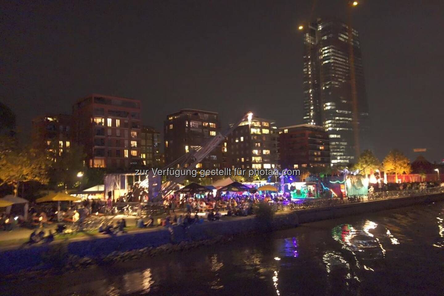 Lauer Sommerabend in Frankfurt auf einem Mainschiff. Gelungene Veranstaltung von vwd 