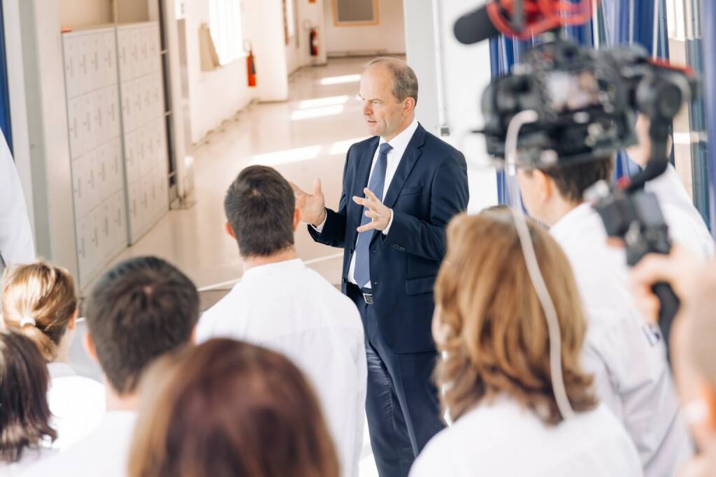 AT&S nahm den Tag der Inklusion von Menschen mit Behinderung am heutigen 5. Mai zum Anlass, um
die langjährigen Partnerinnen und Partner vom Cafe Beniva auf eine Werksführung bei AT&S einzuladen. Fotocredit: © ATS / faber-photography.at, © Aussender (05.05.2022) 