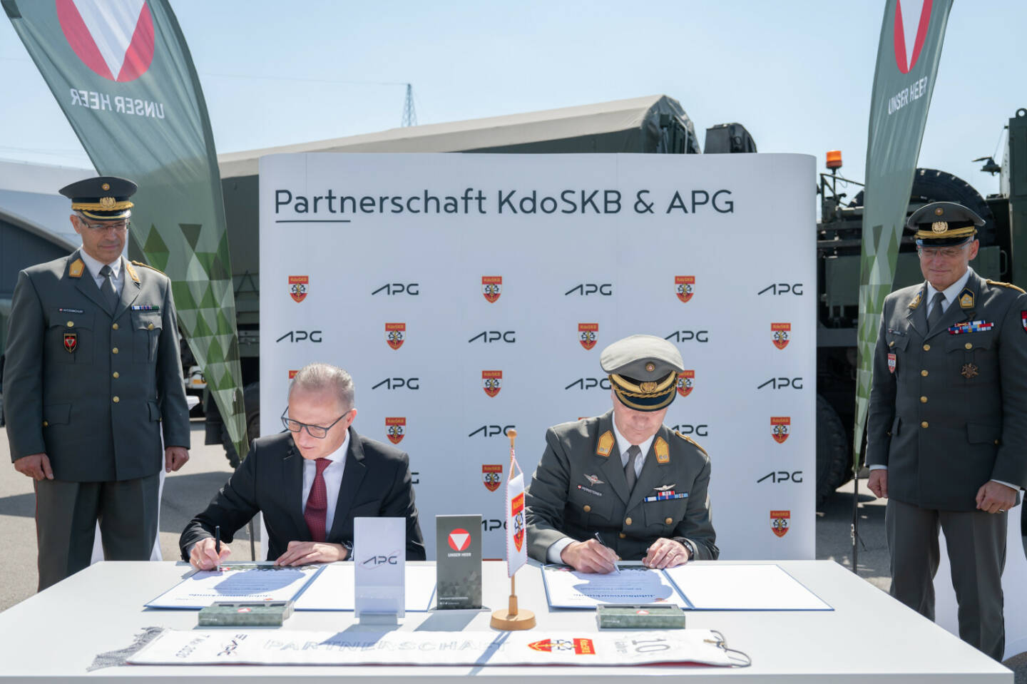 Austrian Power Grid AG: Festakt zum 10-jährigen Partnerschaftsjubiläum vom Kommando Streitkräftebasis und Austrian Power Grid, vlnr. Gerhard Christiner, Vorstand APG, Generalmajor Andreas Pernsteiner, Fotocredit:HBF/Laura Heinschink