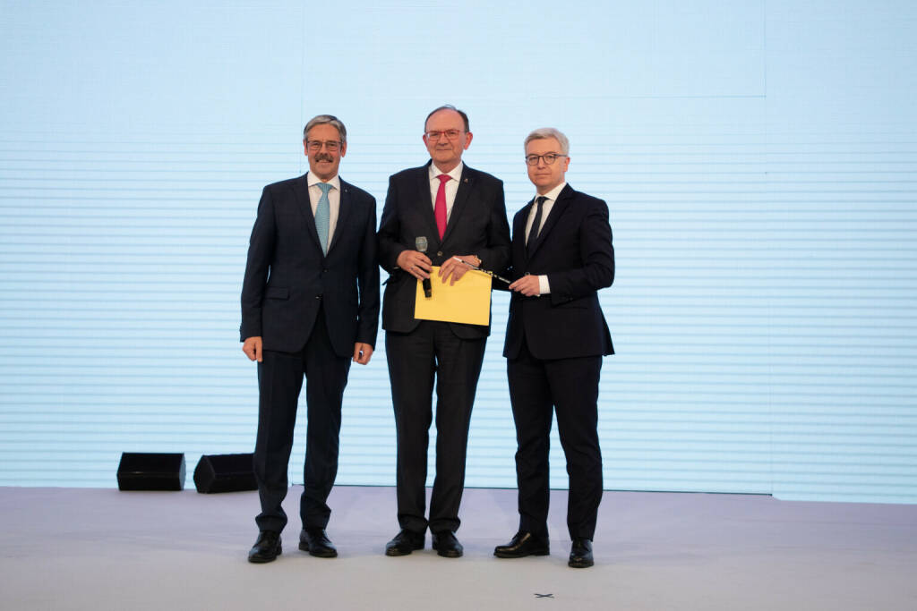 Raiffeisen-Holding NÖ-Wien: Jahrestagung 2022 im Zeichen der Klimaveränderung, im Bild: Klaus Buchleitner (m.) reichte den Taktstock gemeinsam mit Obmann Erwin Hameseder (l.) an den neuen Generaldirektor Michael Höllerer (r.) weiter. Fotocredit: Roland Rudolph
 (06.05.2022) 