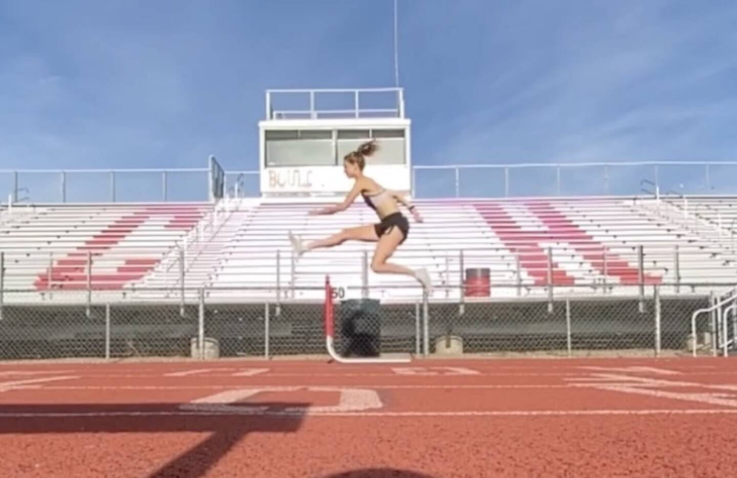 H&uuml;rde 
(von: Lemi Wutz, 👩&zwj;🎓 SCAD Alumni 🏅 7x NAIA All-American , 🏃&zwj;♀️ Full-time Runner 🏊&zwj;♀️ Part-time Triathlete https://www.instagram.com/lemi_w/ )