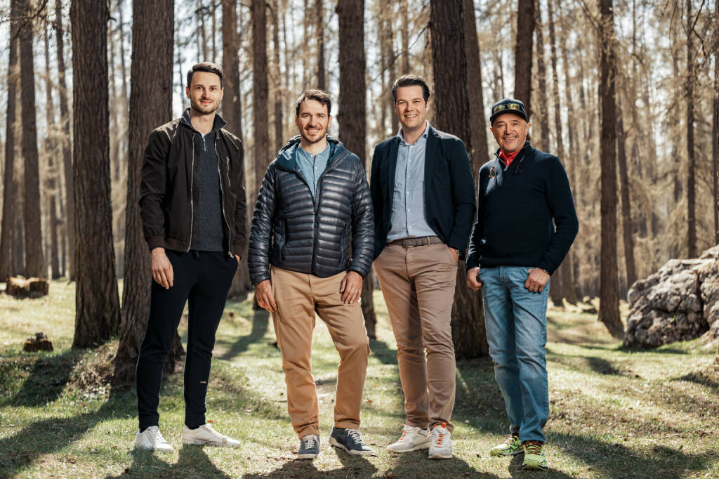 ELK Fertighaus GmbH: Felix Neureuther wird neuer Markenbotschafter von ELK, im Bild v.l.n.r.: Hannes Artner (ELK Marketingleiter), Felix Neureuther (ehemaliger Skirennfahrer & ELK Markenbotschafter), Thomas Scheriau (ELK Geschäftsführer), Christian Neureuther (ehemaliger Skirennfahrer, Vater & Manager von Felix Neureuther) Credit:  Elk, © Aussendung (19.05.2022) 