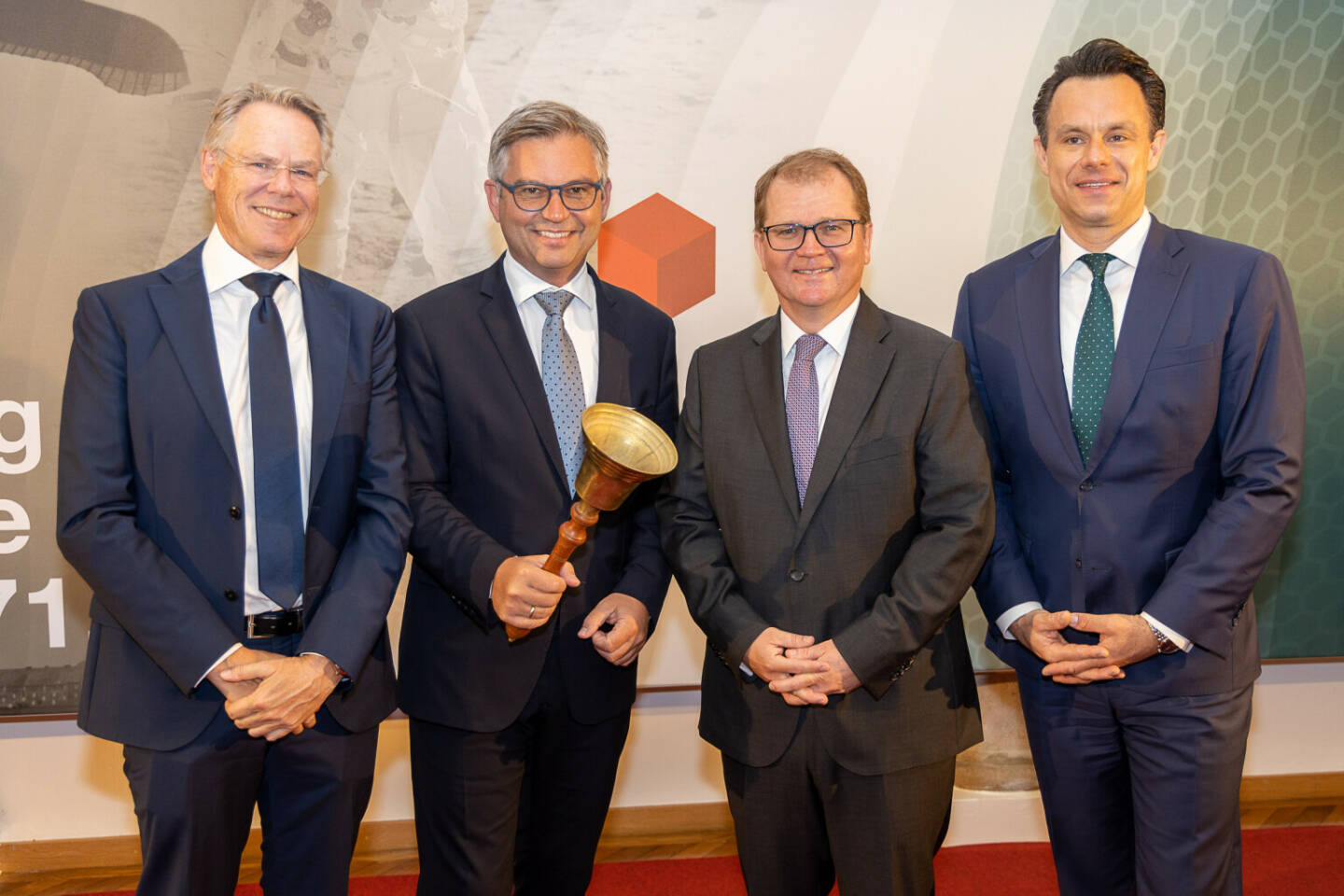 Wiener Börse: Debut des Green Bonds der Republik Österreich im „Vienna ESG Segment“ -  Der Bundesminister für Finanzen, Magnus Brunner und die Geschäftsführung der Bundesfinanzierungsagentur, Markus Stix und Walter Jöstl, läuten die Börsennotiz mit der Glocke ein. Im Bild auch Börse-Chef Christoph Boschan. Credit: Wiener Börse