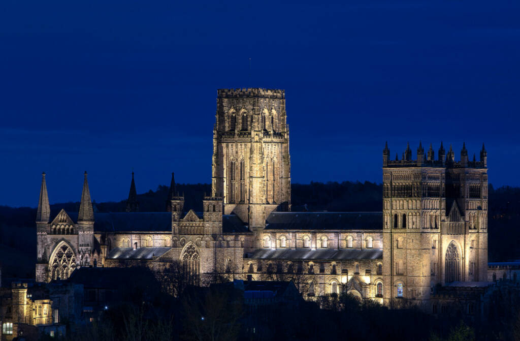 Die historische Kathedrale von Durham erstrahlt in der neuen Außenbeleuchtung der Zumtobel Group. Credit: Zumtobel, © Aussendung (02.06.2022) 