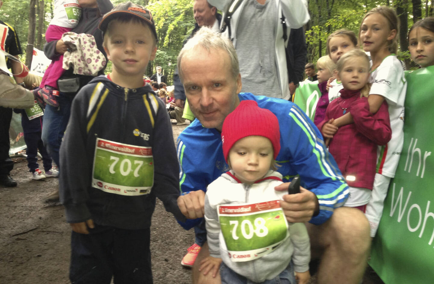 Bilder Wienerwaldlauf 2013: Mit den Kids (2 bzw. 5 Jahre) vor deren 500m-Lauf. Unter all jenen, die nicht von den Eltern getragen wurden, waren die beiden suprig unterwegs. Mir sind die beiden auch schon zu schwer ...