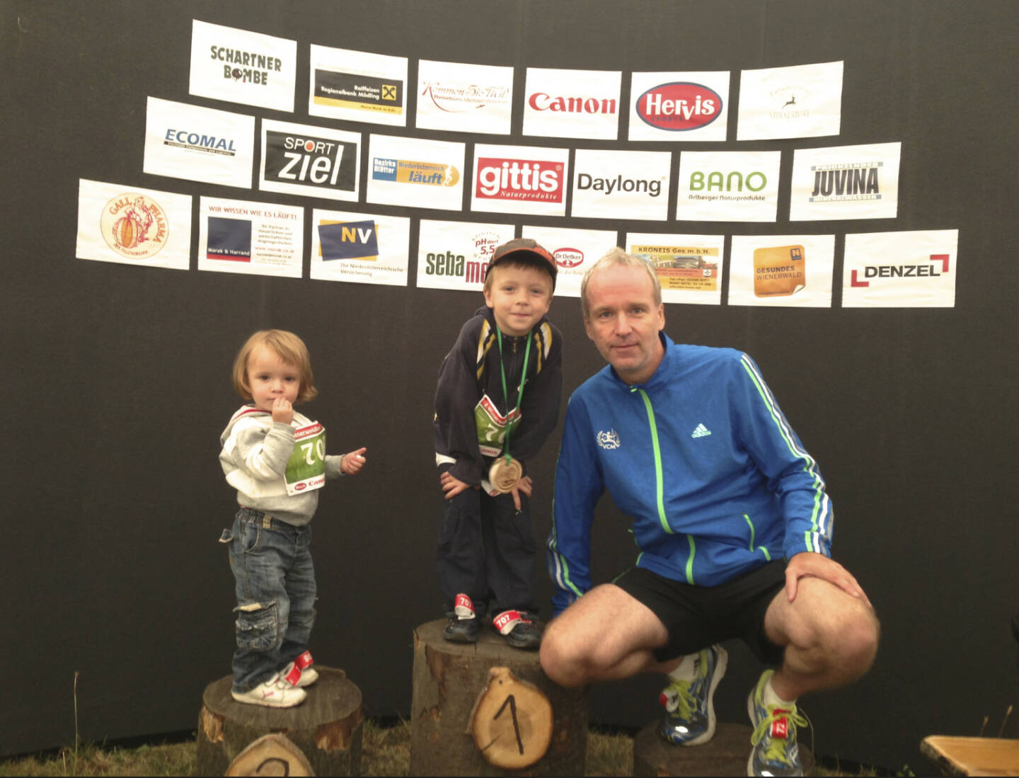 Bilder Wienerwaldlauf 2013: Posing mit den Kids. Ich muss jetzt mehr unter die Läufer, da ich in absehbarer Zeit ja mit http://www.runplugged.com an den Start gehen werde 