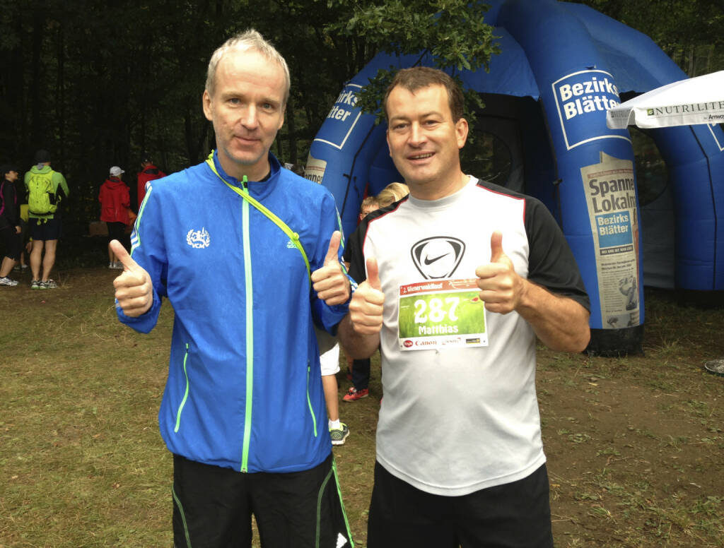 Bilder Wienerwaldlauf 2013: Christian Drastil, Matthias Müller - Matthias ist mein vielleicht witzigster Schulkollege aus der AHS, jetzt Regionalpolitiker bei einer gerechten Partei. Er schaut auf diesem Bild wie Clemens Haipl aus (sorry, Clemens). Die Finger mit der 1 sind deshalb in der Höhe, weil wir uns doch aus den Augen verloren haben in den vergangenen Jahren. Matthias sagte unlängst: Drei Mal möchte ich Dich noch sehen, bevor ich sterbe. Nun hat er mich 1x gesehen. Beim nächsten Mal gehts noch, nach dem 3. Mal wirds deppert ... (25.08.2013) 