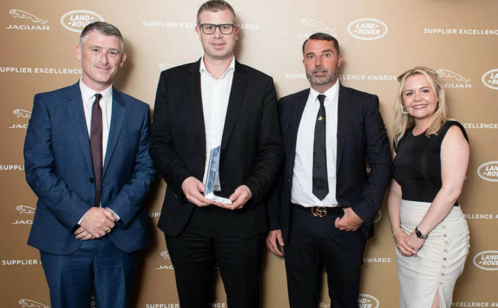 Polytec konnte sich bei der jährlichen Verleihung der Global Purchasing Supplier Excellence Awards von Jaguar Land Rover über den Supplier Excellence Award in Silber in der Kategorie Special Vehicles freuen. CEO Markus Huemer und Gareth Laing, Managing Director Polytec UK nahmend ie Auszeichnung entgegennehmen. Fotoquelle: Polytec, © Aussendung (10.06.2022)