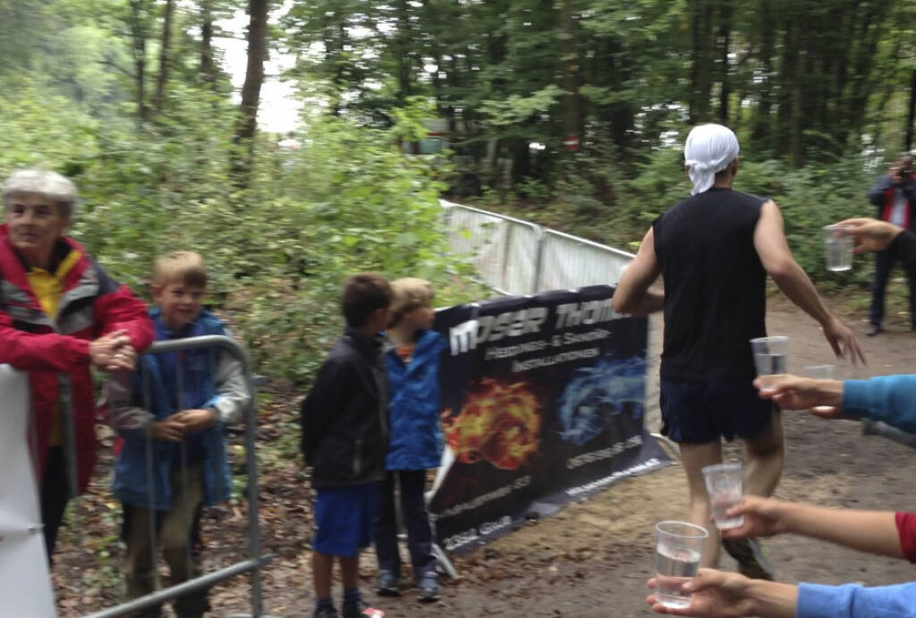 Bilder Wienerwaldlauf 2013: Kurve, Gatsch, Gatsch in der Kurve vor einem Anstieg: Sieht patschert aus der Laufstil. War er auch (25.08.2013) 