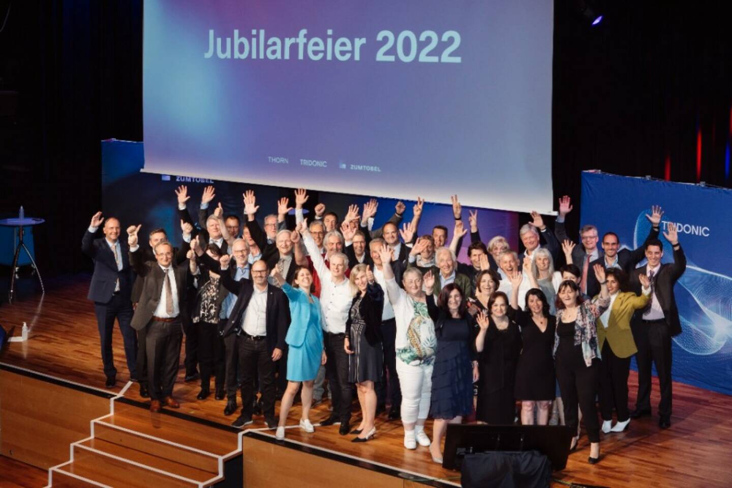Zumtobel Group gratuliert Jubilarinnen und Jubilaren zu 4.000 Jahren Firmentreue: Die Jubilarinnen und Jubilare mit Petra Steiner, SVP Global HR, dem Vorstand der Zumtobel Group, den Betriebsräten 
und der Aufsichtsratsvorsitzenden Karin Zumtobel-Chammah. Foto: Lisa Mathis.


