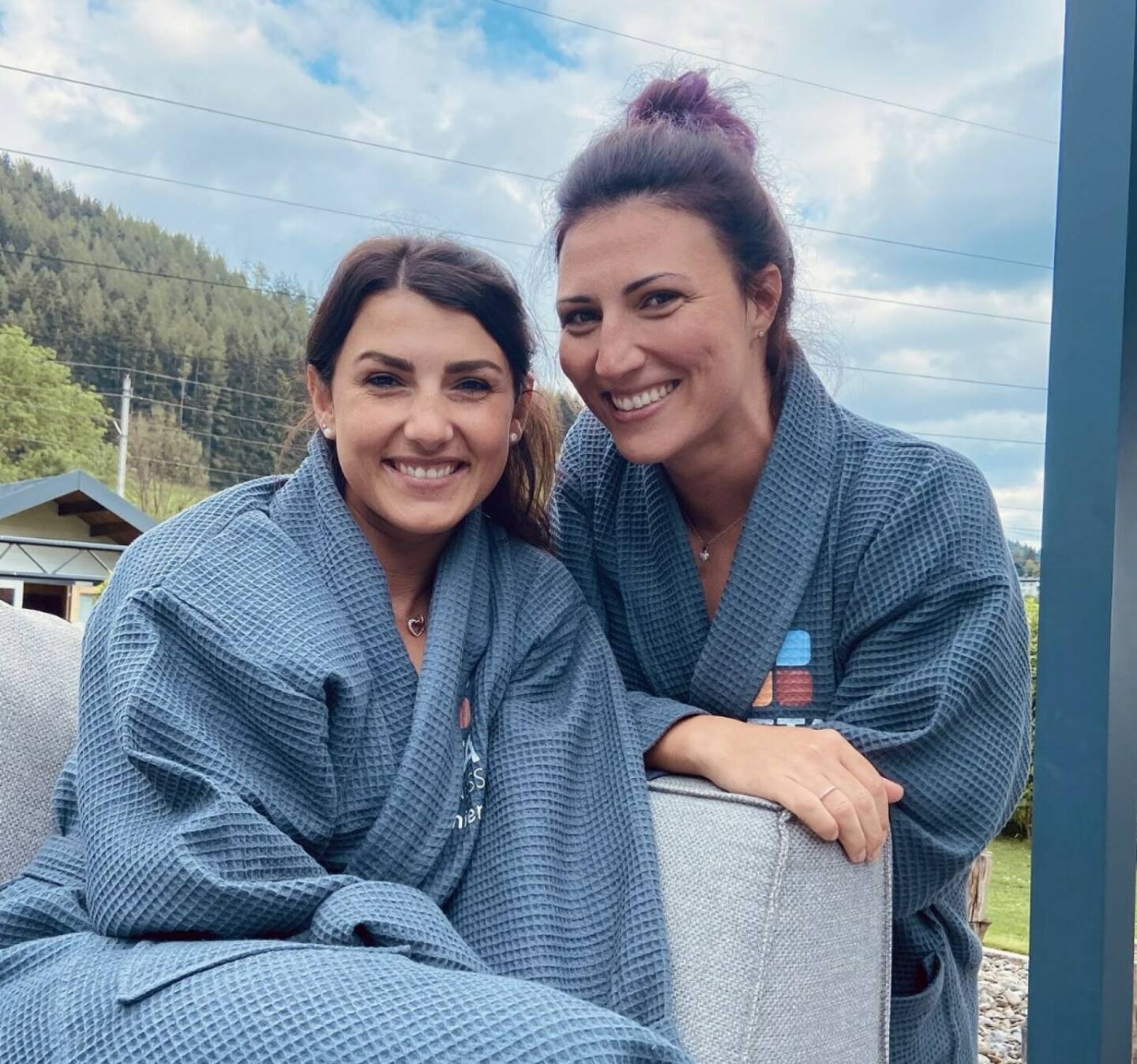 Relax Stephanie Venier, Mirna Jukic
Von: https://www.instagram.com/p/CM9Rl0KMX6p/ (Stephanie Venier, Ski Alpin, http://www.sportgeschichte.at)