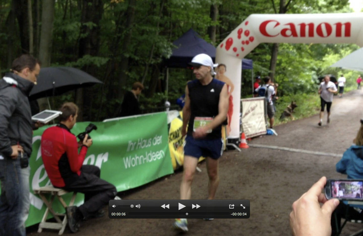 Bilder Wienerwaldlauf 2013: Christian Drastil im Ziel, 44:08 mit Wespenstich