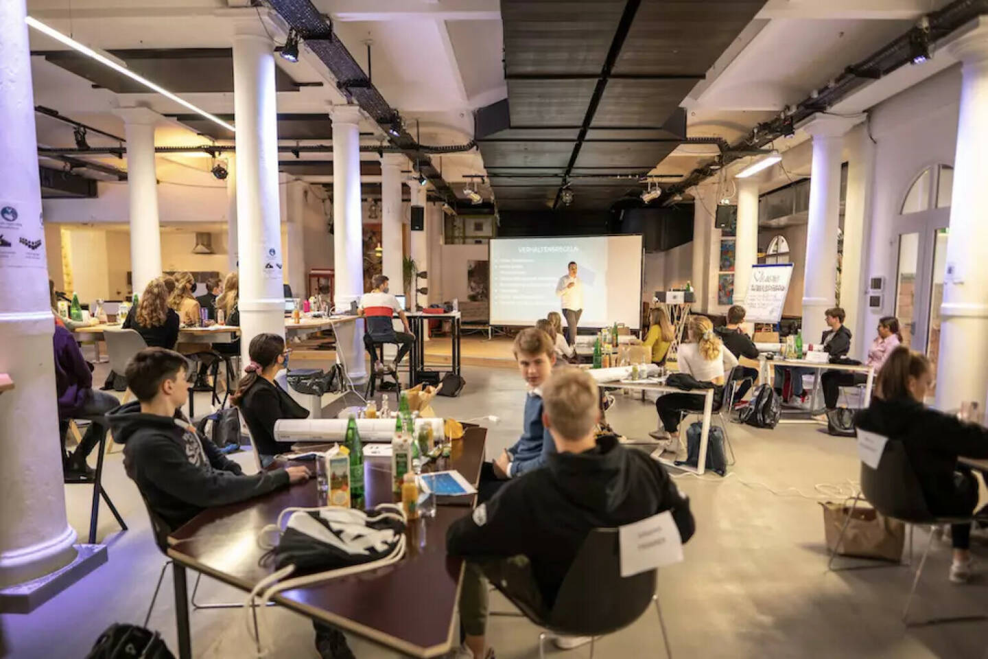 Pioneers: Innovationsberatung Pioneers etabliert Venture Building Programm für Corporates, Die Innovationsberatung Pioneers startet dieses Jahr den ersten unternehmensübergreifende Intrapreneurship Hub – Pioneers.Peak. Dort arbeiten Teams aus verschiedenen Unternehmen Seite an Seite an der Entwicklung neuer Geschäftsideen. Mit Porsche Holding Salzburg und OMV sind bereits zwei große Player aus Österreich mit ihren Teams am Start, auch ein deutsches Team aus dem Corporate Inkubator Fasthub ist mit dabei. Weitere ATX Konzerne und hidden Champions fixieren gerade ihre Teilnahme. Credit: Tribespace