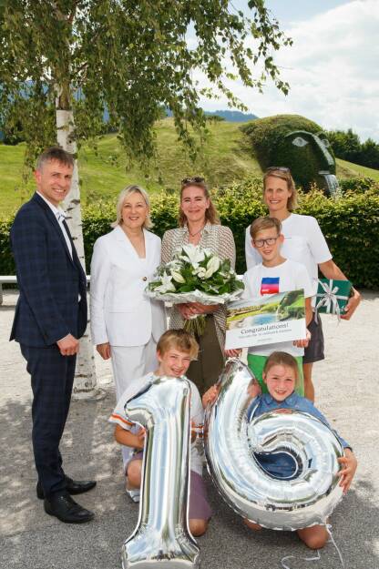 Swarovski Kristallwelten begrüßten die 16-millionsten Besucher, Stefan Isser und Carla Rumler (Swarovski Kristallwelten) begrüßten Isabel Pöhlmann und Kerstin Jastrub mit ihren Kindern Mika (Mitte) sowie Ludwig und Antonia Pöhlmann (unten) als 16-millionste Besucher in den Swarovski Kristallwelten in Wattens/Tirol. Credit: Swarovski Kristallwelten  (17.06.2022) 