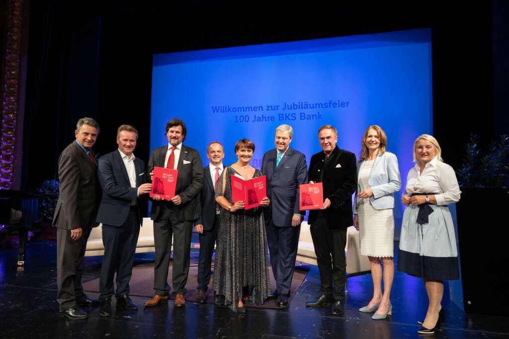 100 Jahre BKS: Podiums- und Ehrengäste beim 100-jährigen Jubiläum der BKS Bank im Stadttheater Klagenfurt v.l.n.r.: Moderator Christoph Wagner-Trenkwitz, Georg Knill – Präsi- dent der Industriellenvereinigung Österreich, Christoph Kulterer – CEO und Eigentümer Hasslacher Norica Timber, Gerhard Obermüller, Gründer Agentur Rubicom, Herta Stock- bauer – Vorstandsvorsitzende BKS Bank, Nikolaus Juhász – Vorstandsmitglied BKS Bank, Superintendent Manfred Sauer, Claudia Mischensky – Geschäftsführerin Industriellenver- einigung Kärnten, Verena Hahn-Oberthaler, Gründerin Agentur Rubicom; Foto ©Simone Attisani (17.06.2022) 