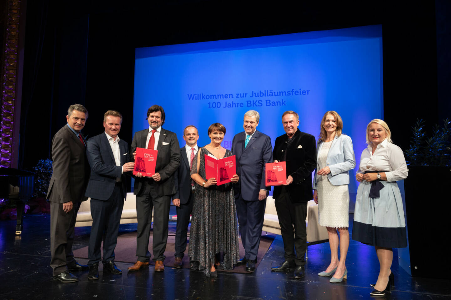 100 Jahre BKS: Podiums- und Ehrengäste beim 100-jährigen Jubiläum der BKS Bank im Stadttheater Klagenfurt v.l.n.r.: Moderator Christoph Wagner-Trenkwitz, Georg Knill – Präsi- dent der Industriellenvereinigung Österreich, Christoph Kulterer – CEO und Eigentümer Hasslacher Norica Timber, Gerhard Obermüller, Gründer Agentur Rubicom, Herta Stock- bauer – Vorstandsvorsitzende BKS Bank, Nikolaus Juhász – Vorstandsmitglied BKS Bank, Superintendent Manfred Sauer, Claudia Mischensky – Geschäftsführerin Industriellenver- einigung Kärnten, Verena Hahn-Oberthaler, Gründerin Agentur Rubicom; Foto ©Simone Attisani