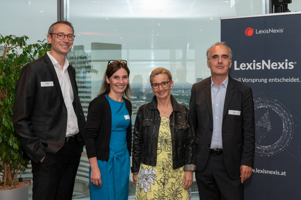 LexisNexis: Die Kraft der Veränderung nutzen: Die Rechts- und Steuerbranche feiert ein Wiedersehen beim LexisNexis Sommercocktail 2022, (v.l.n.r.) Robert Rzeszut, Susanne Moritmore, Karin Illedits-Lohr, Alexander Illedits, c/Helmut Tremmel (24.06.2022) 