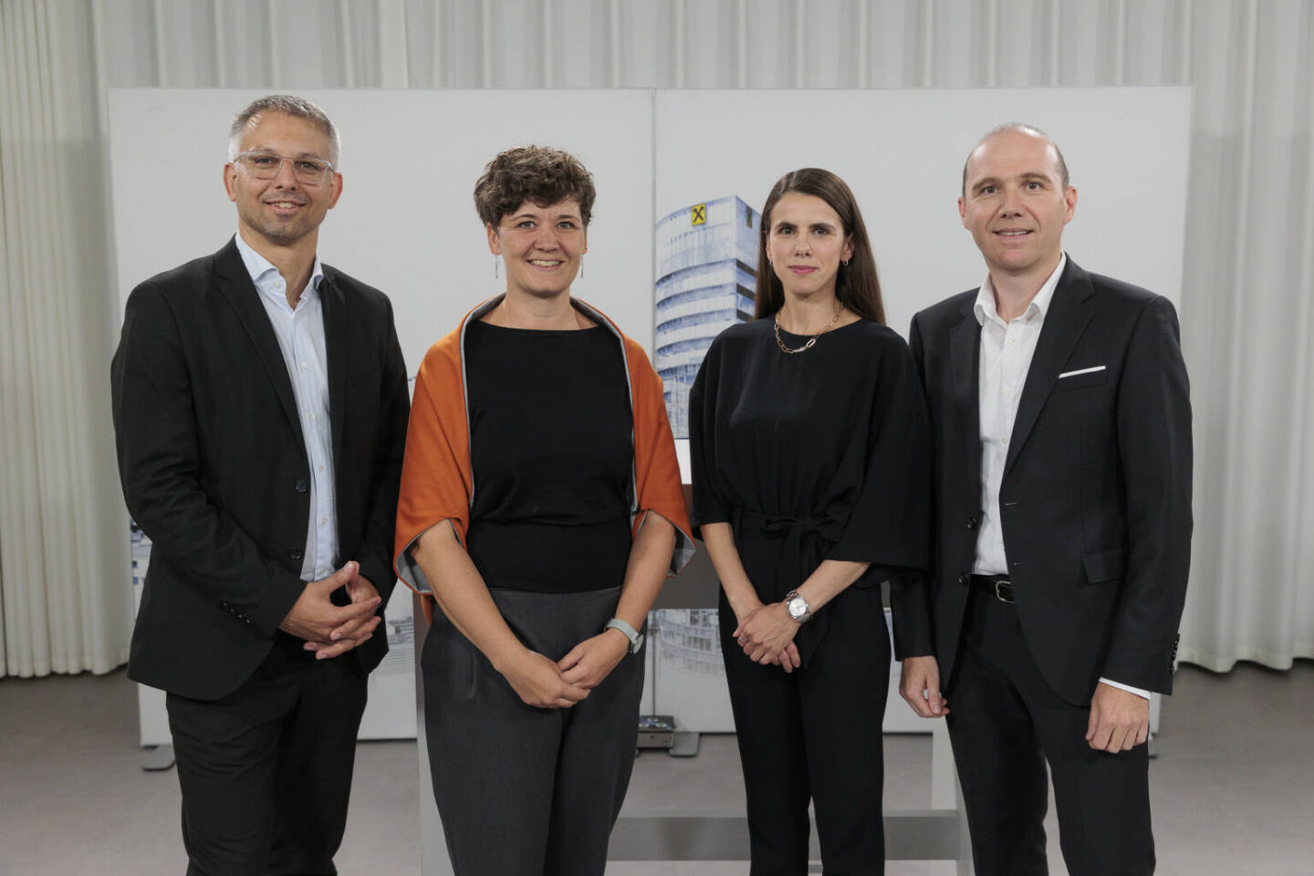 Raiffeisen Wien. Meine Stadtbank widmete sich erneut der Finanzbildung. Dieses Mal ging es um den richtigen Umgang mit Geld für die ganze Familie. v.l.n.r.: Christian Hinterwallner (Head of Equity Research der Raiffeisen Bank International), Lena Gugenberger (Finanzbildungsvermittlerin Three Coins), Alina Brunner (Projektleiterin in der Stadtbank) und Markus Plank (Leiter Wertpapierkompetenzzentrum der Raiffeisenlandesbank NÖ-Wien) Fotocredit:Roland Rudolph / Raiffeisen NÖ-Wien