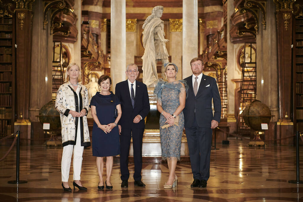 Das niederländische Königspaar auf den Spuren gemeinsamer Geschichte in der Österreichischen Nationalbibliothek, Königin Máxima und König Willem-Alexander mit dem Bundespräsidentenpaar Alexander Van der Bellen und Doris Schmidauer  und ÖNB-Generaldirektorin Johanna Rachinger, Fotocredit: Österreichische Nationalbibliothek (29.06.2022) 