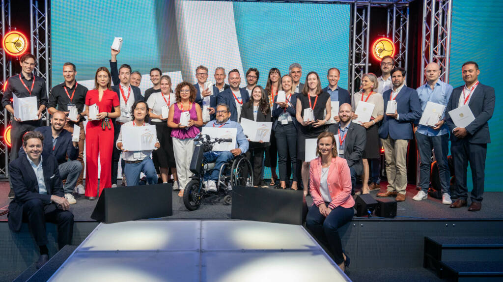 Wirtschaftskammer Österreich: Born Global Champion Award an 15 österreichische Unternehmen verliehen, WKÖ-Präsident Harald Mahrer und die stellvertretende Generalsekretärin Mariana Kühnel mit den Born Global Champions 2022: Credit: WKÖ, © Aussendung (29.06.2022) 