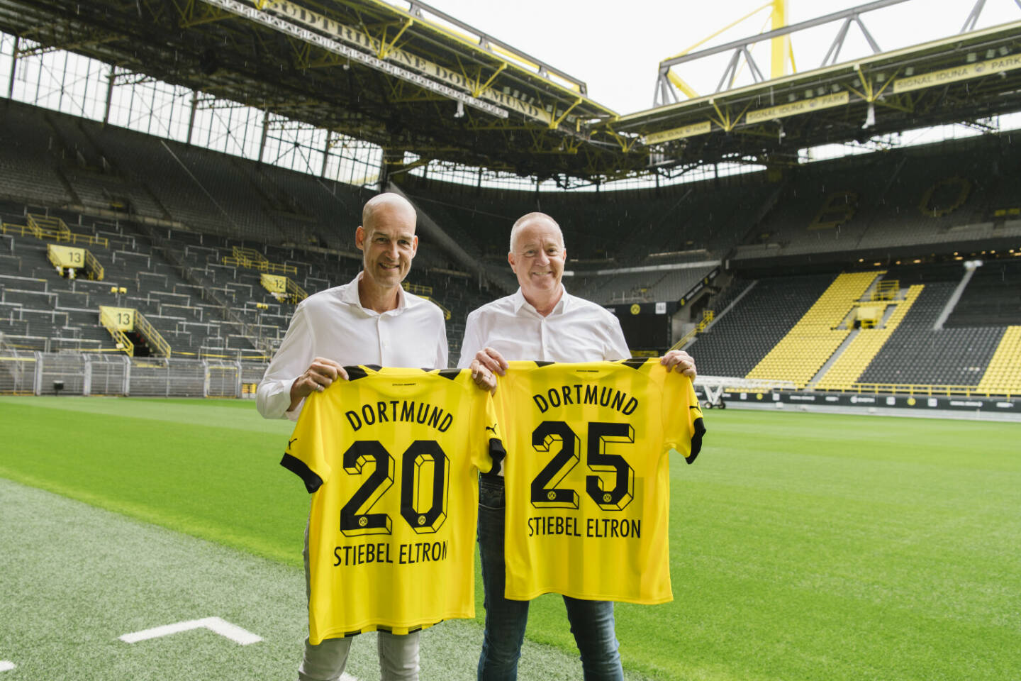 Heizungshersteller STIEBEL ELTRON ist neuer Premium- und Nachhaltigkeitspartner des Fußball-Bundesligisten Borussia Dortmund. Die Geschäftsführer Carsten Cramer (BVB, links) und Dr. Nicholas Matten (STIEBEL ELTRON) bei der offiziellen Bekanntgabe. / Weiterer Text über ots und www.presseportal.de/nr/62786 / Die Verwendung dieses Bildes ist für redaktionelle Zwecke unter Beachtung ggf. genannter Nutzungsbedingungen honorarfrei. Veröffentlichung bitte mit Bildrechte-Hinweis.
Spektakuläre Neuverpflichtung, Vertrag (vorerst) bis 2025; Fotocredit: BVB/Mareen Meyer