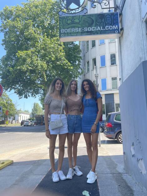 Alexandri Triplets vor dem Börse Social Office : Podcast ab 9.7. unter http://www.sportgeschichte.at/sportwochepodcast (08.07.2022) 