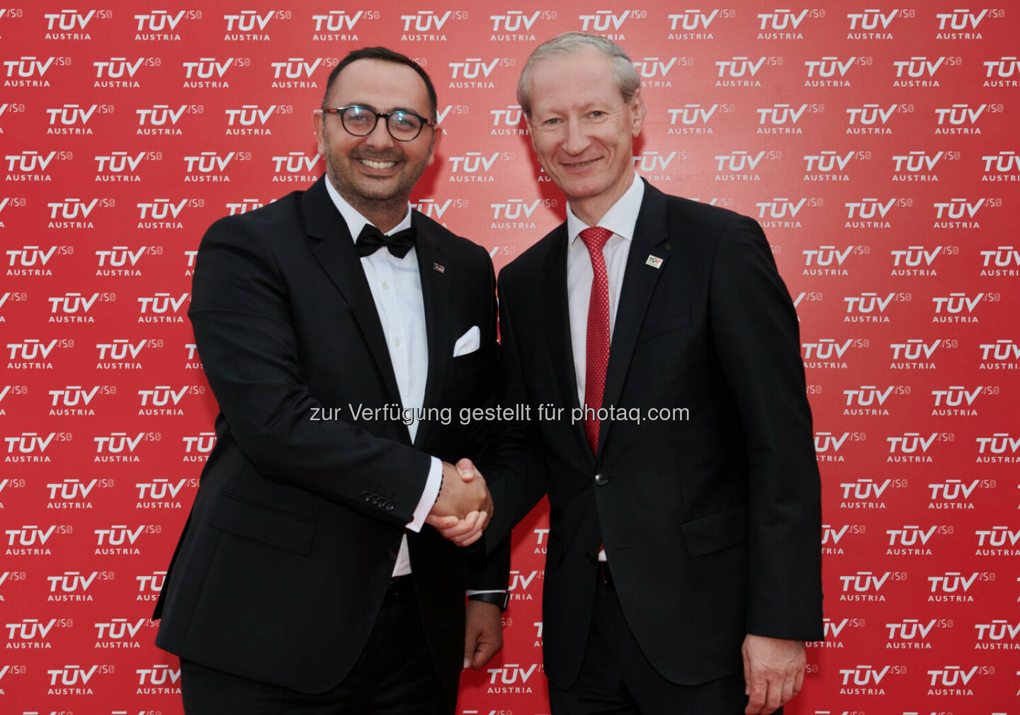 TÜV AUSTRIA Group: Widerstandsfähigkeit kritischer IT-Infrastrukturen erhöhen, Assets schützen: Serhat Yediel, Gründer und TÜV AUSTRIA SyberCode Geschäftsführer (links, im Bild mit TÜV AUSTRIA Group CEO Stefan Haas): „Unser Ziel ist es, ein globales Zentrum für Cyber Security Services wie Managed Detection and Response, OT Sicherheit, Kompromissbewertung und Forensische Analyse, SOC als Dienstleistung zu werden; Credit: TÜV Austria