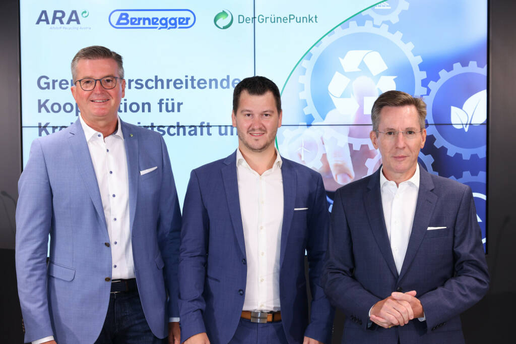 Bernegger GmbH: ARA, Der Grüne Punkt und Bernegger errichten Sortieranlage in Oberösterreich; Im Bild v.l.n.r.: Michael Wiener (CEO Grüner Punkt), Kurt Bernegger (Geschäftsleitung Bernegger GmbH), Christoph Scharff (ARA Vorstandsvorsitzender); Credit: Fotocredit:Schnabl PR/APA-Fotoservice/Schedl, © Aussender (15.07.2022) 